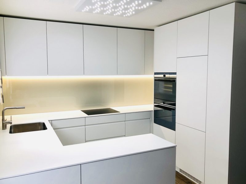 Eine Küche von Späni AG Schreinerei und Innenausbau, installiert in Arth