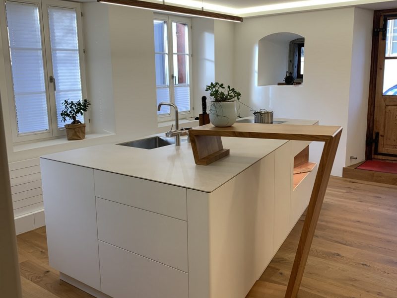 Eine Küche von Späni AG Schreinerei und Innenausbau, installiert in Schwyz